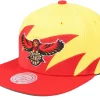 Snapback-Mitchell & Ness Atlanta Hawks Sharktooth Gold/Red Snapback -