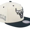 Best Mitchell & Ness Chicago Bulls Evergreen Cream Black Cap Off White/Black Snapback -