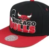 Snapback-Mitchell & Ness Chicago Bulls Text Stack Black/Red Snapback -